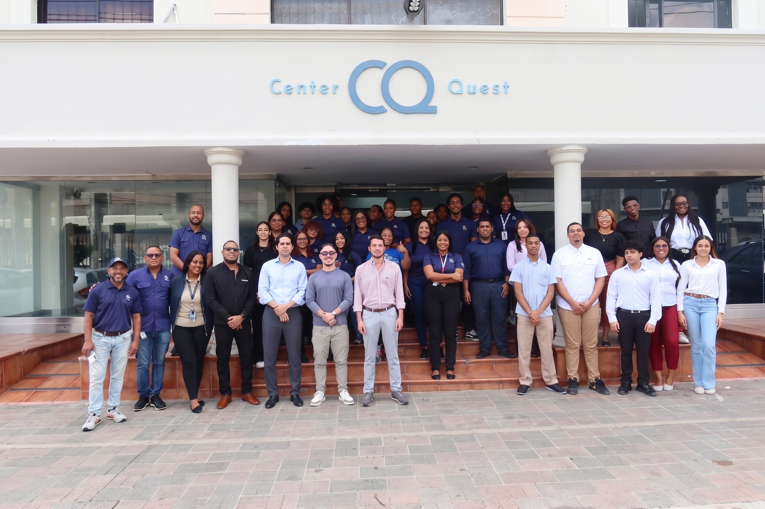 El equipo de Center Quest frente a las oficinas de la empresa en Santo Domingo.